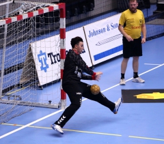 33 smack i låret