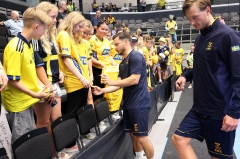 Sebastian Karlsson autografar
