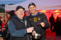 27 Lillecke o Zoran äter korv