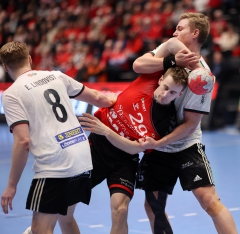 35 Hanisch sitter fast